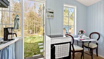 Jääkaappi, liesi, astianpesukone, kahvin-/teenkeitin