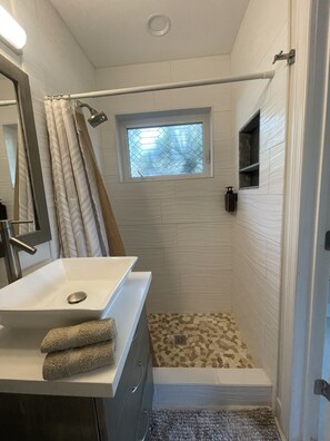 Shower, towels, soap, shampoo - Clean and modern 2/2 pool home, only 7 min. to beach, walking distance to shops (Oakland Park)