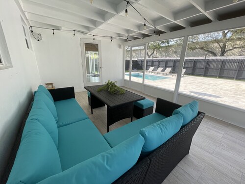 Clean and modern 2/2 pool home, only 7 min. to beach, walking distance to shops