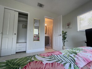 2 slaapkamers, een strijkplank/strijkijzer, gratis wifi, beddengoed