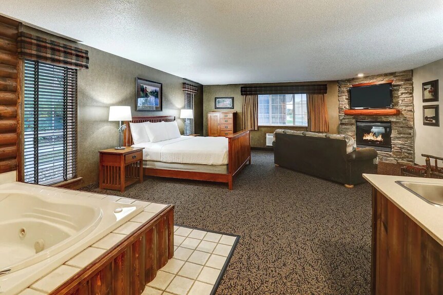 Theme Suite Whirlpool, Stoney Creek, Living Room And Hot Tub | 2 Units - Saint Joseph, MO