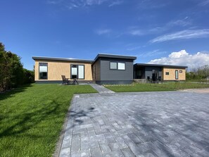 Exterior - Wonderful private villa for 6 people with A/C, pool, WIFI, TV and terrace (Tholen)