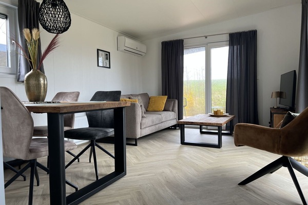 Tabelle, Möbel, Eigentum, Fenster, Holz, Komfort, Interior Design, Couch, Beleuchtung, Gebäude
