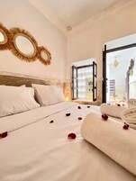 Deluxe Room | Premium bedding, in-room safe, blackout drapes, soundproofing