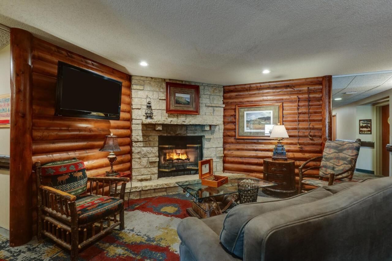 Living Room, Dry Bar, Fireplace, Theme Suite, Stoney Creek Galena - Galena