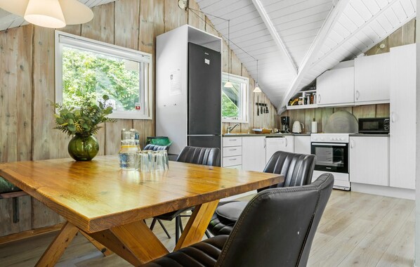 Kjøleskap, kokeplater, oppvaskmaskin og kaffetrakter/tekoker