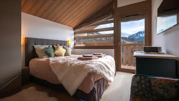 5 bedrooms, iron/ironing board, WiFi, bed sheets