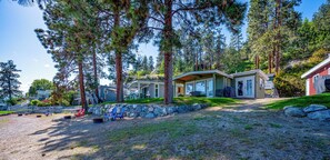 Exterior - Beautiful Cozy Cabin on Lake Okanagan (West Kelowna)