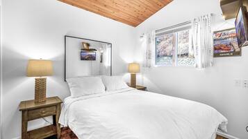 Cabin | 2 bedrooms, blackout curtains, iron/ironing board, free WiFi