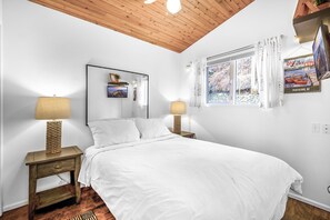 2 bedrooms, blackout curtains, iron/ironing board, free WiFi - Beautiful Cozy Cabin on Lake Okanagan (West Kelowna)