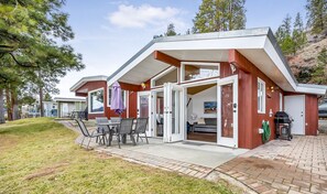 Terrace/patio - Beautiful Cozy Cabin on Lake Okanagan (West Kelowna)