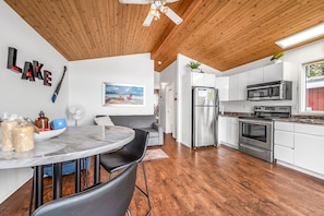 Cabin | In-room dining - Beautiful Cozy Cabin on Lake Okanagan (West Kelowna)