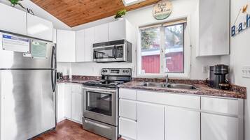 Refrigerador con freezer, microondas, horno, tostadora