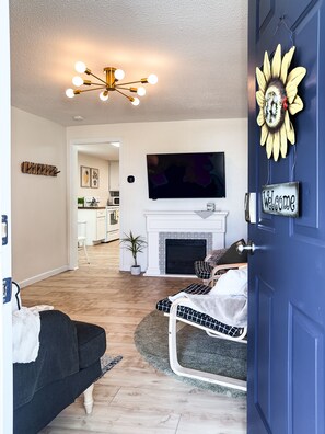 Smart TV, fireplace, books - Simply Salem Suite - Firepit - Dogs Welcome (Salem)