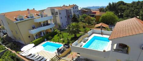 حمّام سباحة مُدفَّأ