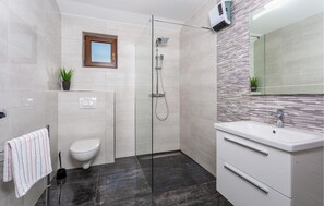 Shower, hair dryer - Gorgeous home in Bajcici (Bajcici)