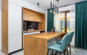 Fridge, oven, stovetop, dishwasher - Awesome home in Bajcici with WiFi (Bajcici)