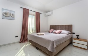 3 bedrooms, iron/ironing board, free WiFi, bed sheets - Awesome home in Bajcici with WiFi (Bajcici)