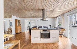 Een koelkast, een oven, een kookplaat, een vaatwasser