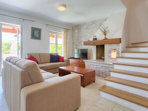 Een televisie en een open haard