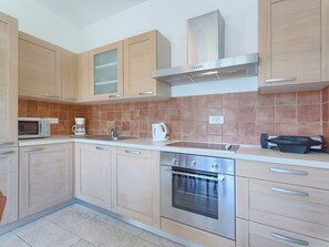 Een oven, een vaatwasser, een broodrooster, een kinderstoel