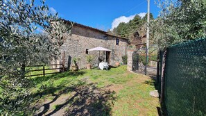 Exterior - Beautiful apartment in villa for 4 people with WIFI and pets allowed, close to Lucca (Loppeglia-fiano)