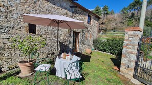 Outdoor dining - Nice apartment in villa for 4 guests with WIFI and pets allowed, close to Lucca (Loppeglia-fiano)