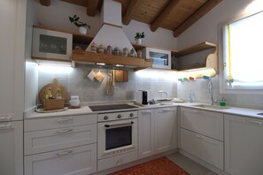 Køleskab, ovn, opvaskemaskine, kaffe-/temaskine