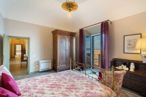 5 slaapkamers, een strijkplank/strijkijzer, reisbedje, gratis wifi