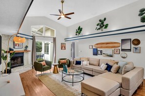 Smart TV, fireplace, foosball, table tennis - 10 Min to the best beach & golf course! Massive Home: Pool, Hot Tub, Game Room! (Palm Harbor)