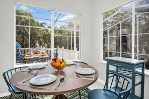 Dining - 10 Min to the best beach & golf course! Massive Home: Pool, Hot Tub, Game Room! (Palm Harbor)