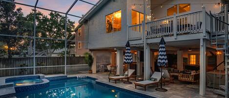 Een buitenzwembad en een verwarmd zwembad