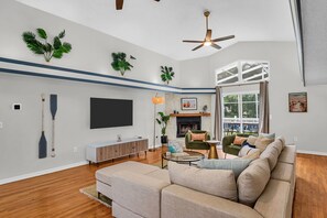 Smart TV, caminetto, tavolo da calcetto, tavolo da ping pong