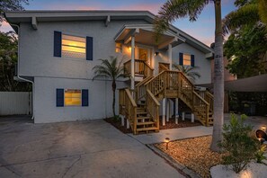 Exterior - 10 Min to the best beach & golf course! Massive Home: Pool, Hot Tub, Game Room! (Palm Harbor)