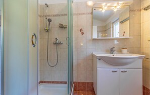 Shower - Awesome home in Liznjan with WiFi (Liznjan)