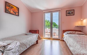 2 bedrooms, free WiFi, bed sheets - Gorgeous home in Liznjan with kitchen (Liznjan)