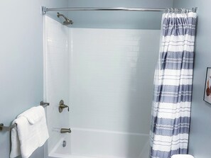 Haartrockner, Handtücher, Seife, Shampoo