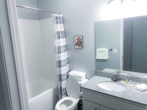 Haartrockner, Handtücher, Seife, Shampoo