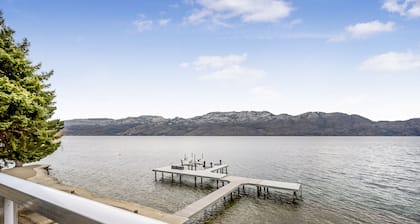 Spacious Lakefront Condo w Amazing View