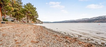 Spacious Lakefront Condo w Amazing View