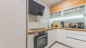 Fridge, oven, dishwasher, coffee/tea maker