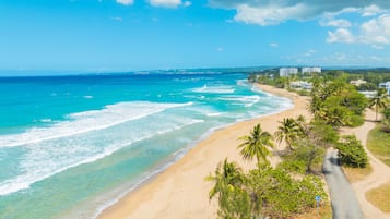 Espreguiçadeiras, toalhas de praia