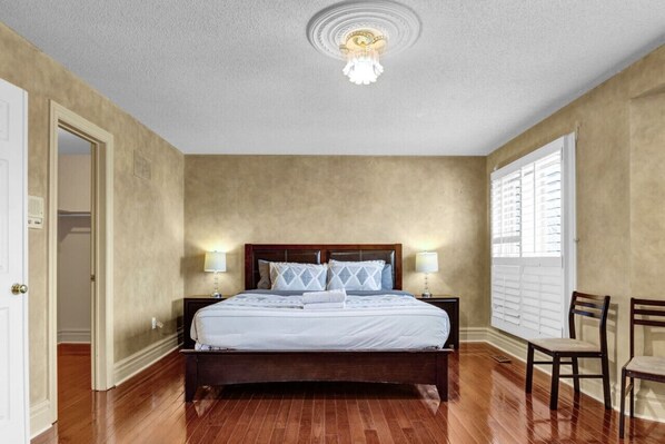 5 bedrooms, desk, iron/ironing board, travel crib