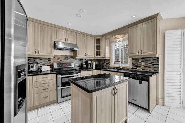 Jääkaappi, mikroaaltouuni, uuni, liesi