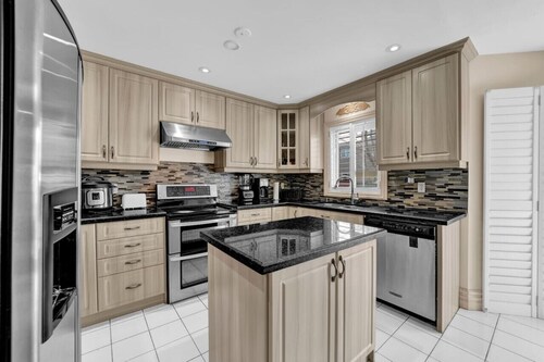 Mississauga Retreat: Your Spacious 5-Bedroom Home