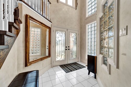 Mississauga Retreat: Your Spacious 5-Bedroom Home