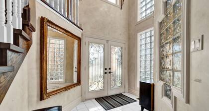 Mississauga Retreat: Your Spacious 5-Bedroom Home