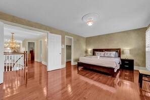 5 Schlafzimmer, Schreibtisch, Bügeleisen/Bügelbrett, Reisekinderbett