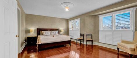 5 chambres, bureau, fer et planche Ă  repasser, lit parapluie