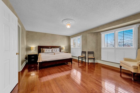 5 عدّة غرف نوم ومكتب ومكواة/لوح كي وسرير سفر